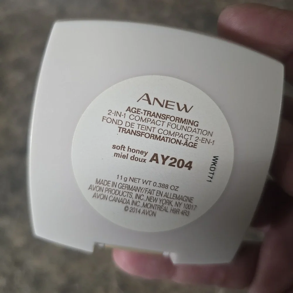 Avon Anew AGE TRANSFORMING Compact Foundation Soft Honey AY204 NIB .388 0z.